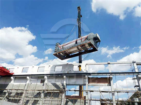 電鍍污泥干燥機(jī)吊裝現(xiàn)場 電鍍污泥干燥機(jī)吊裝現(xiàn)場